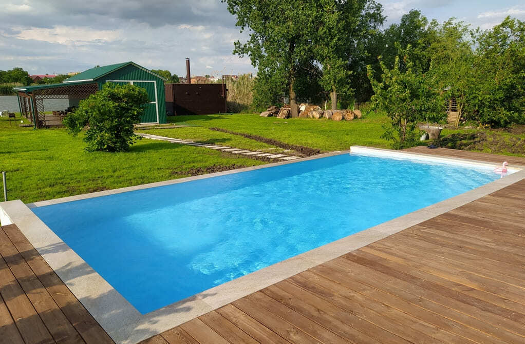 Бетонный бассейн при дневном свете