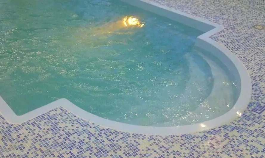 Построенный композитный бассейн с переливом и подсветкой