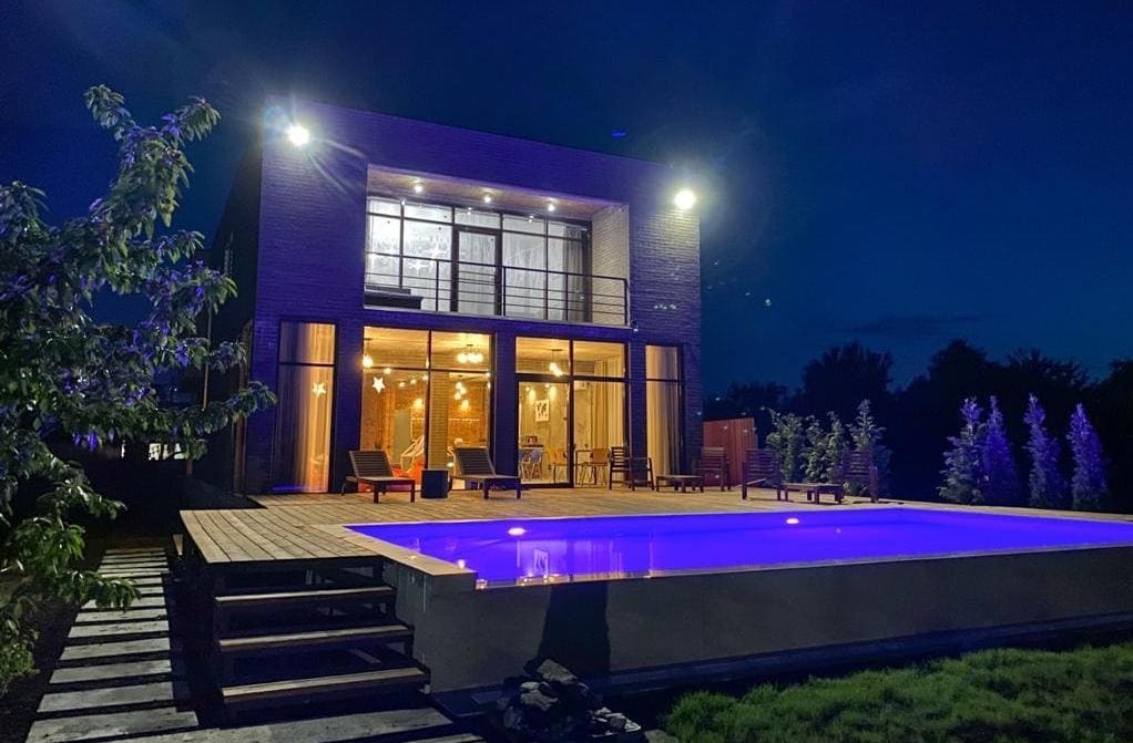 Построенный бассейн с бетонной чашей – ночная подсветка